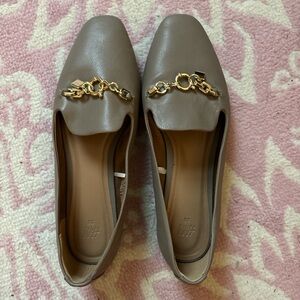 Women’s flat loafers with gold chain